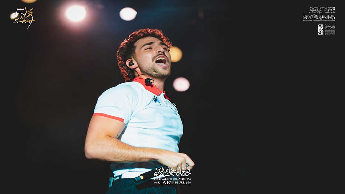 Saint Levant atterrit à Carthage et emmène le public du Festival de Carthage dans un univers artistique magique